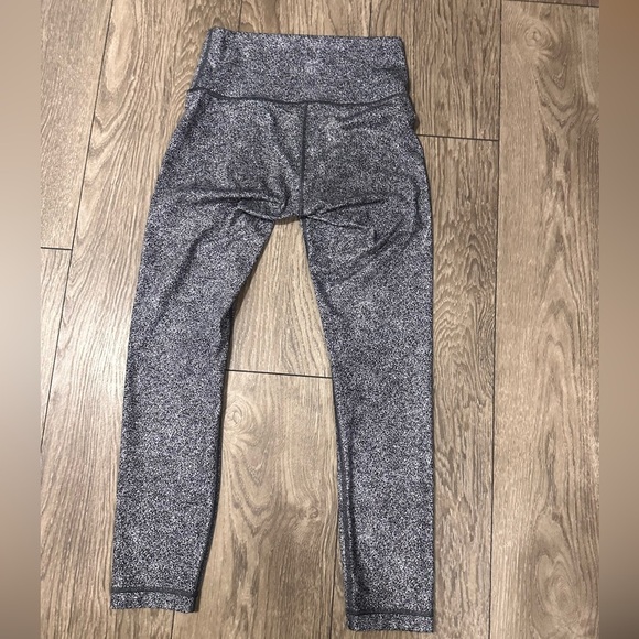 🖤🤍 LULULEMON Wunder Under Hi-Rise Pant - Luon Spray Jacquard White/Black 🤍🖤 - Picture 3 of 6